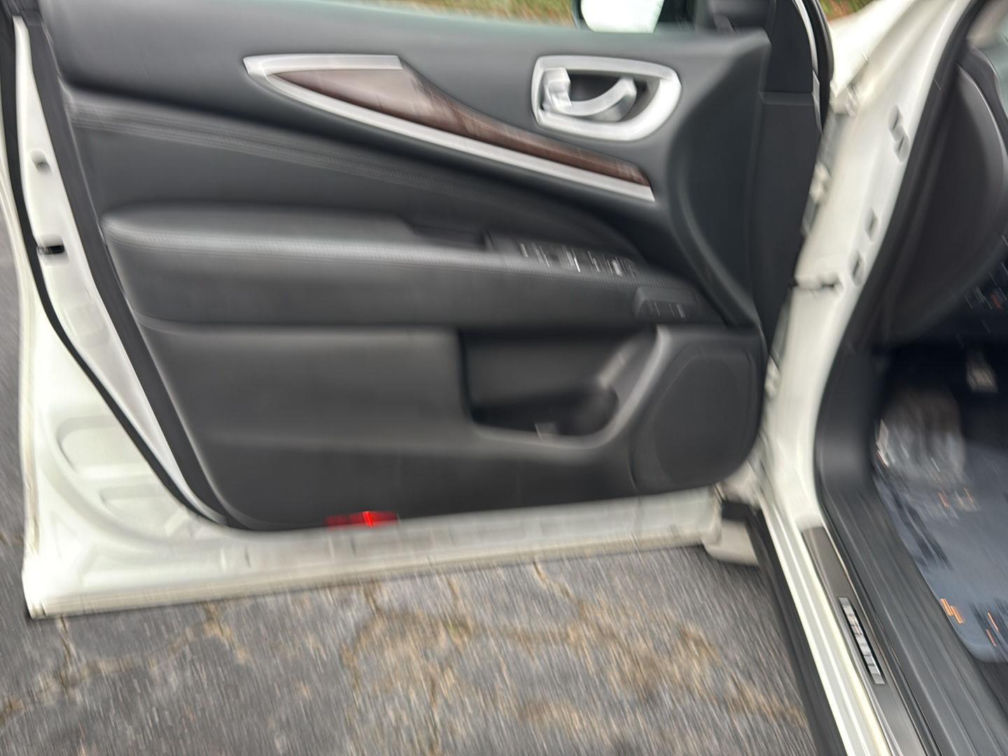Used 2015 Majestic White INFINITI AWD 4dr image 14