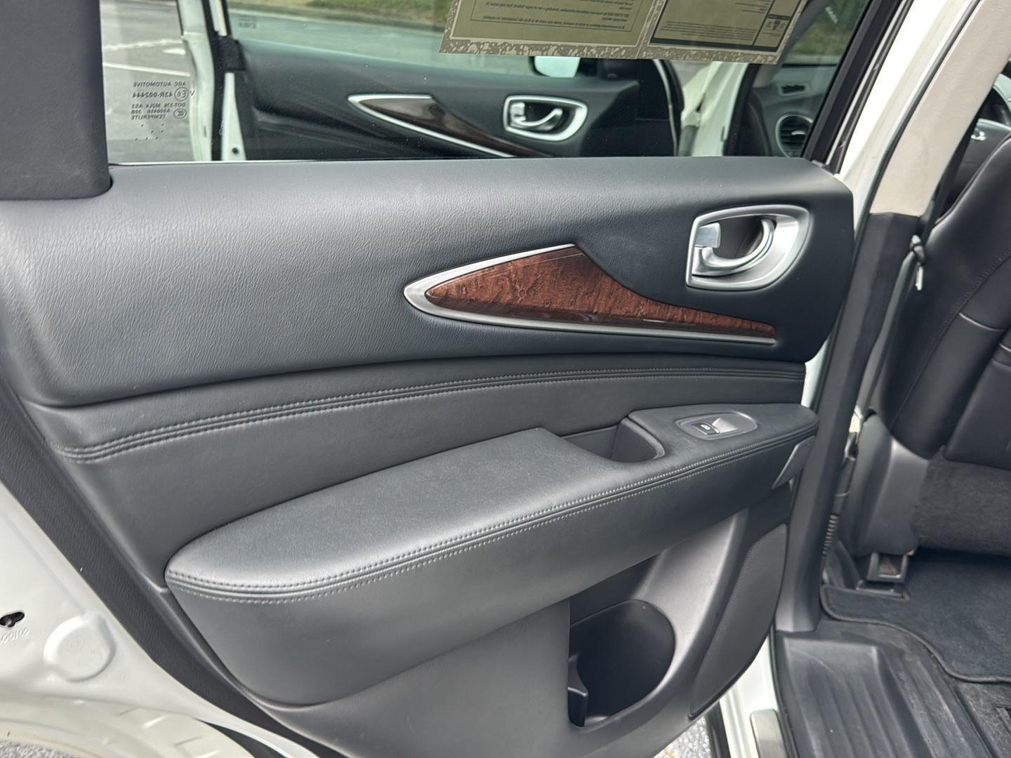 Used 2015 Majestic White INFINITI AWD 4dr image 15