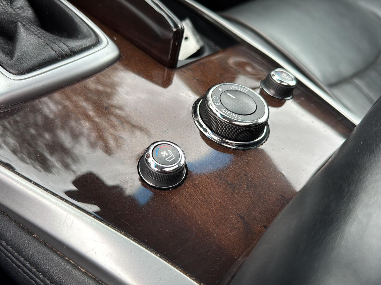 Used 2015 Majestic White INFINITI AWD 4dr image 26