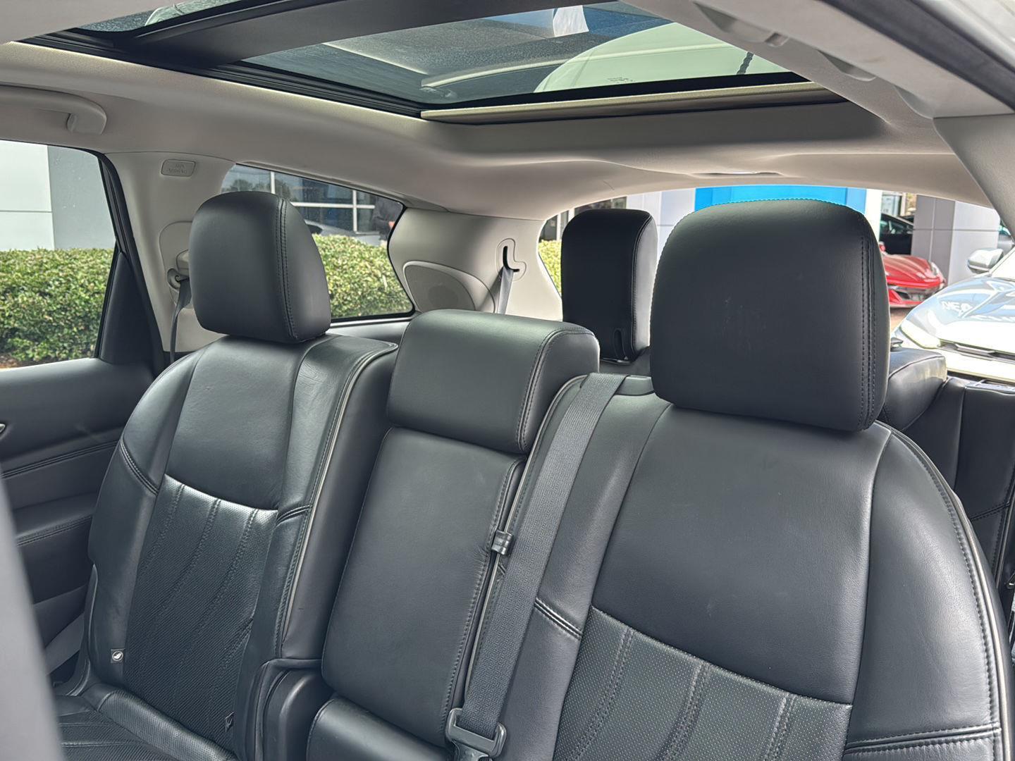 Used 2015 Majestic White INFINITI AWD 4dr image 28