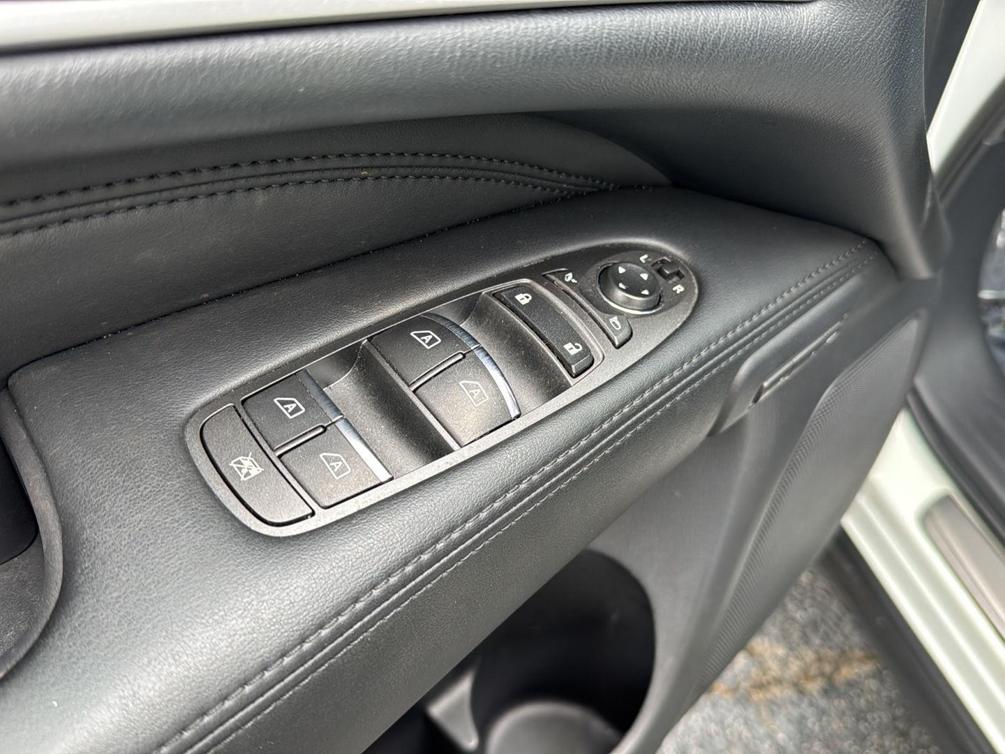 Used 2015 Majestic White INFINITI AWD 4dr image 31