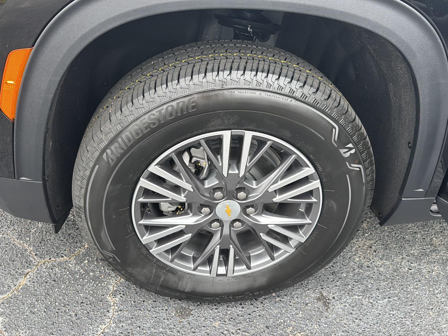 New 2026 Mosaic Black Metallic Chevrolet FWD LT image 29