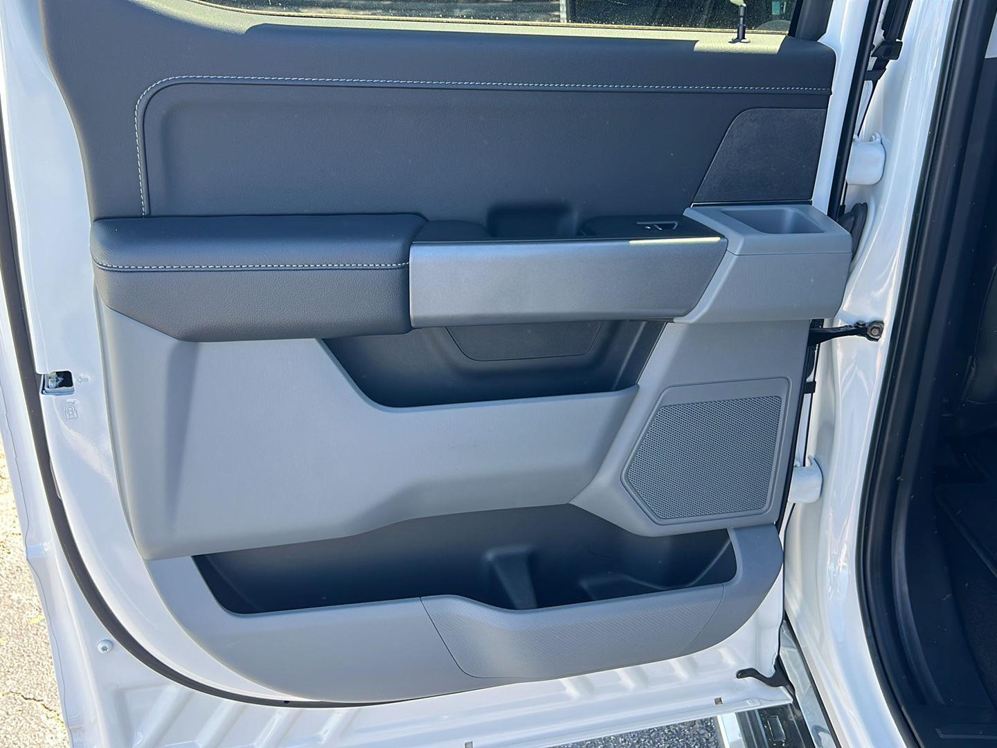 Used 2024 Oxford White Ford XLT image 17