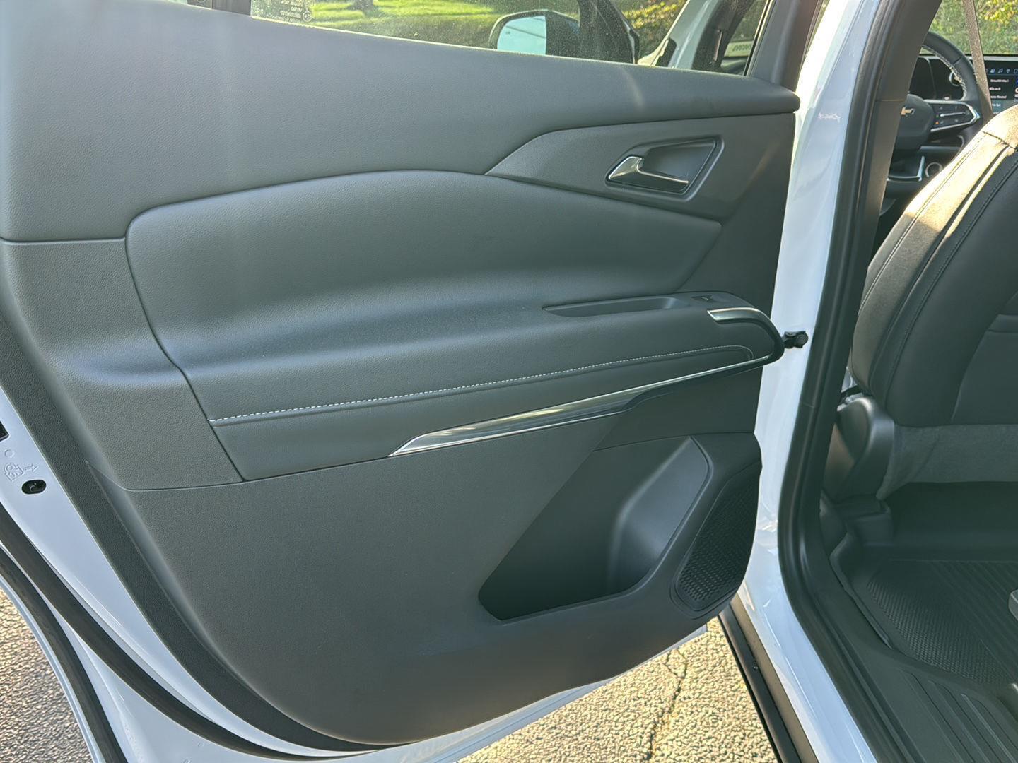 New 2026 Summit White Chevrolet FWD LT image 15