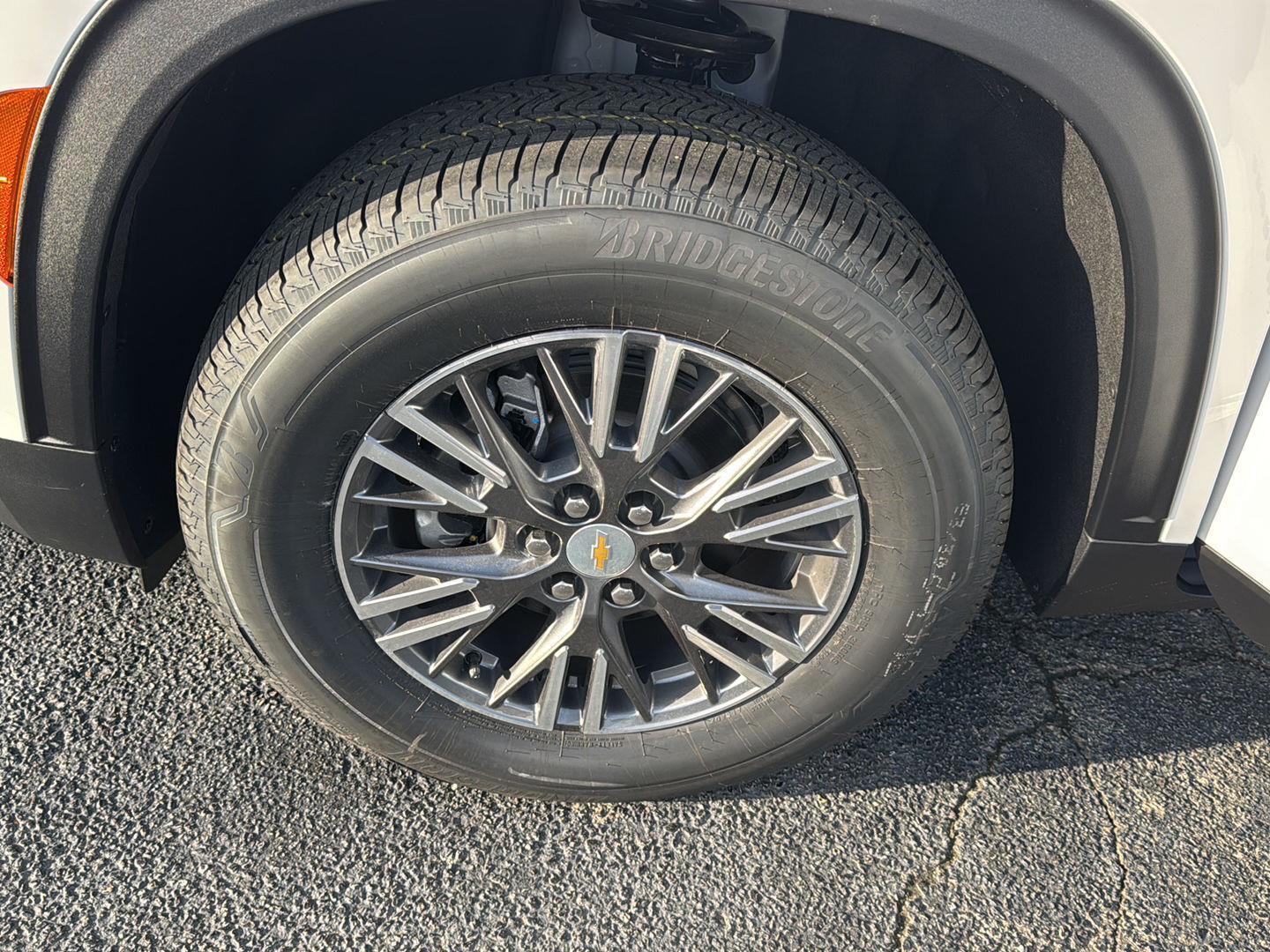 New 2026 Summit White Chevrolet FWD LT image 31