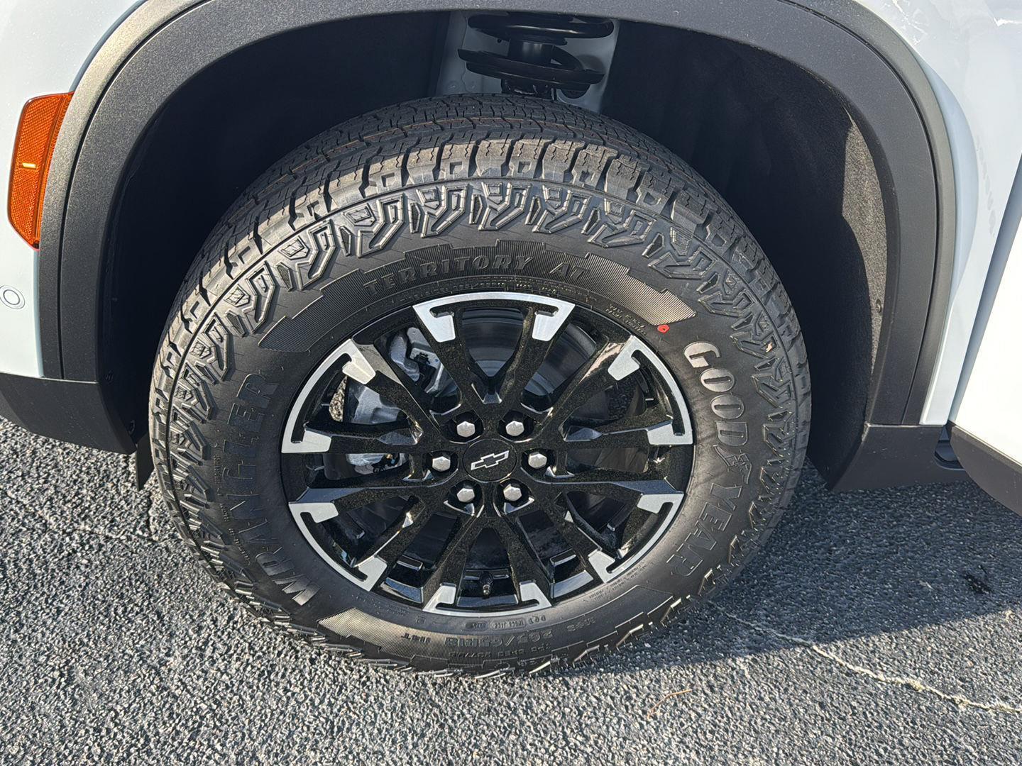 New 2026 Polar White Tricoat Chevrolet AWD Z71 image 30