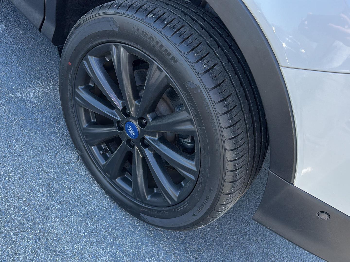 Used 2018 White Platinum Metallic Tri-Coat Ford Titanium image 10