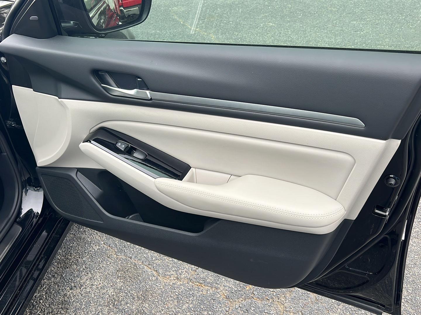 Used 2024 Super Black Nissan 2.5 SL image 14