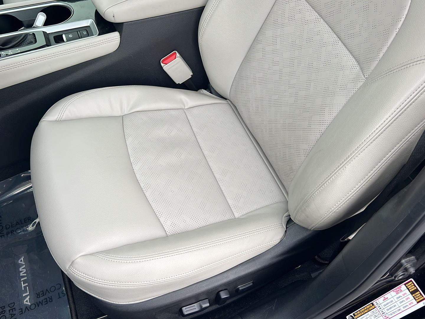 Used 2024 Super Black Nissan 2.5 SL image 31