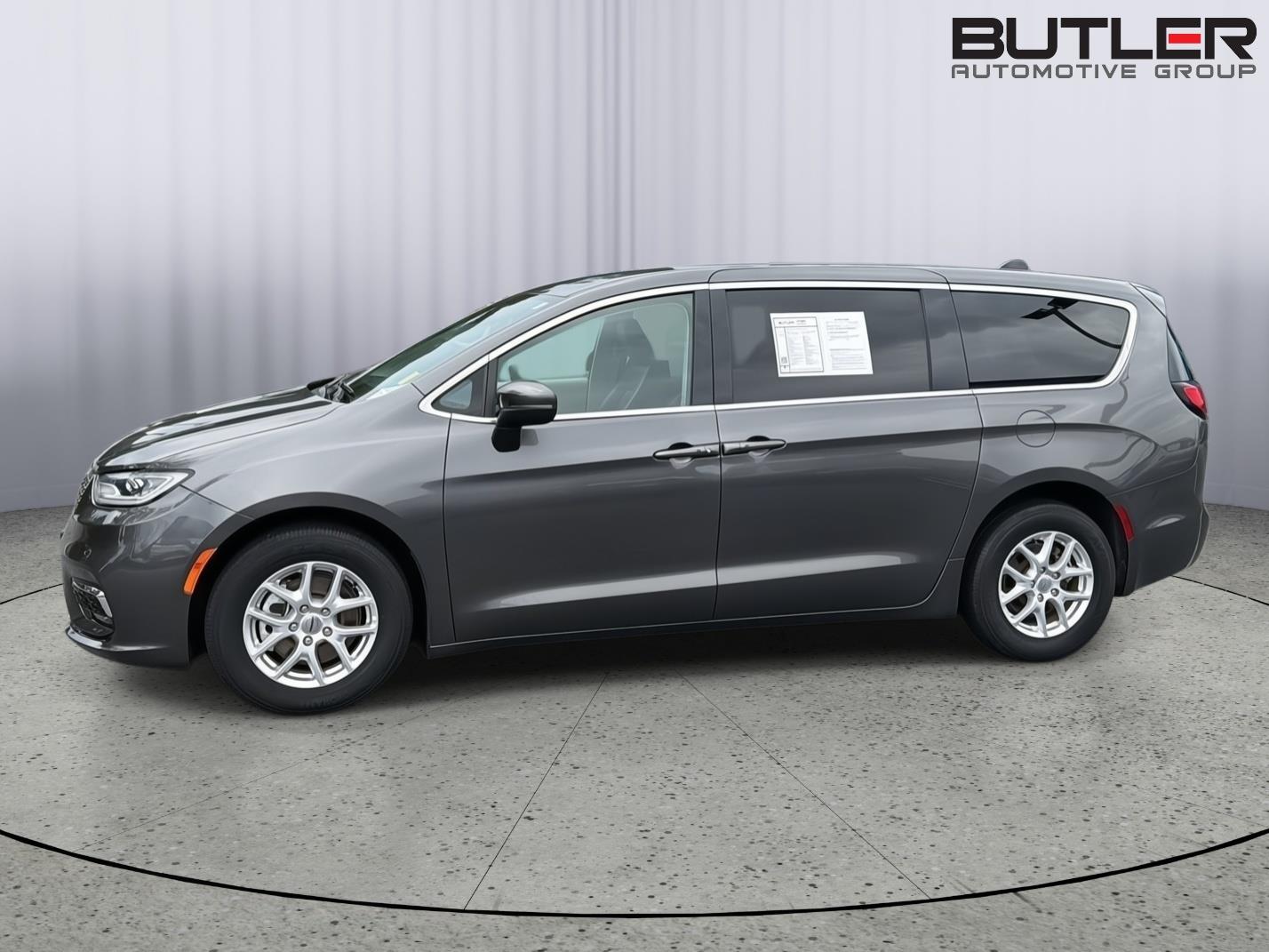 Used 2023 Chrysler Pacifica Van