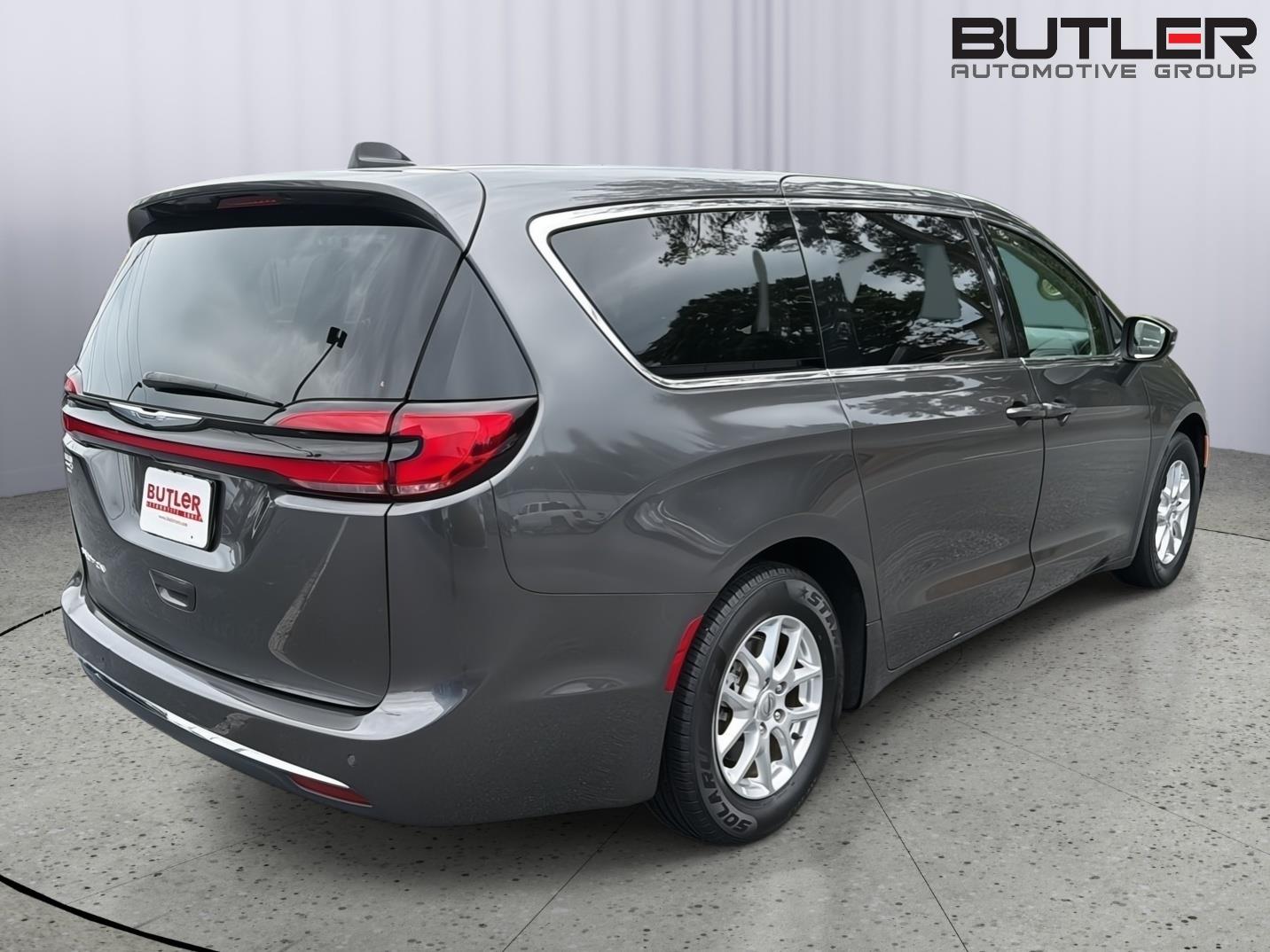 Used 2023 Chrysler Pacifica Van