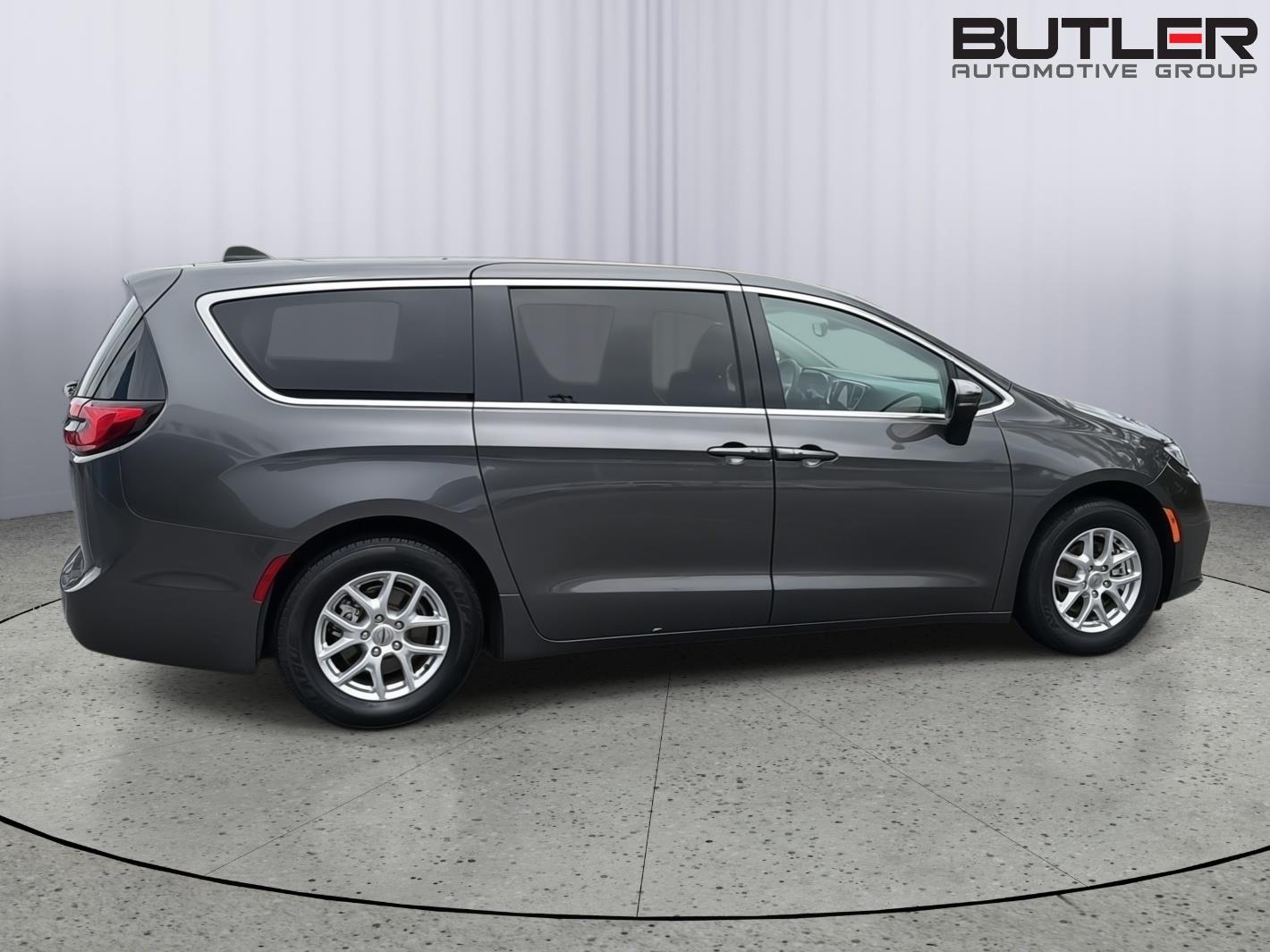 Used 2023 Chrysler Pacifica Van