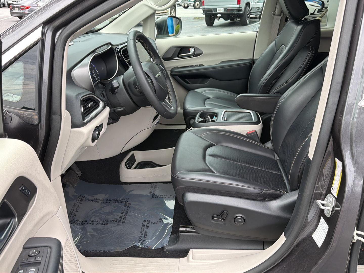 Used 2023 Chrysler Pacifica Van