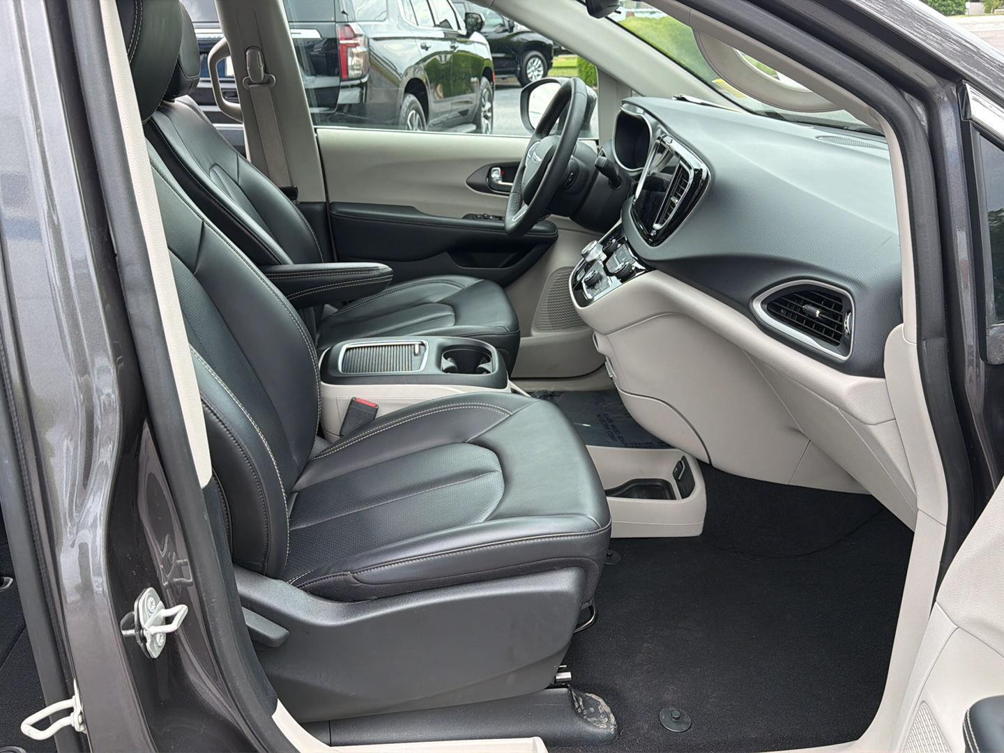 Used 2023 Chrysler Pacifica Van