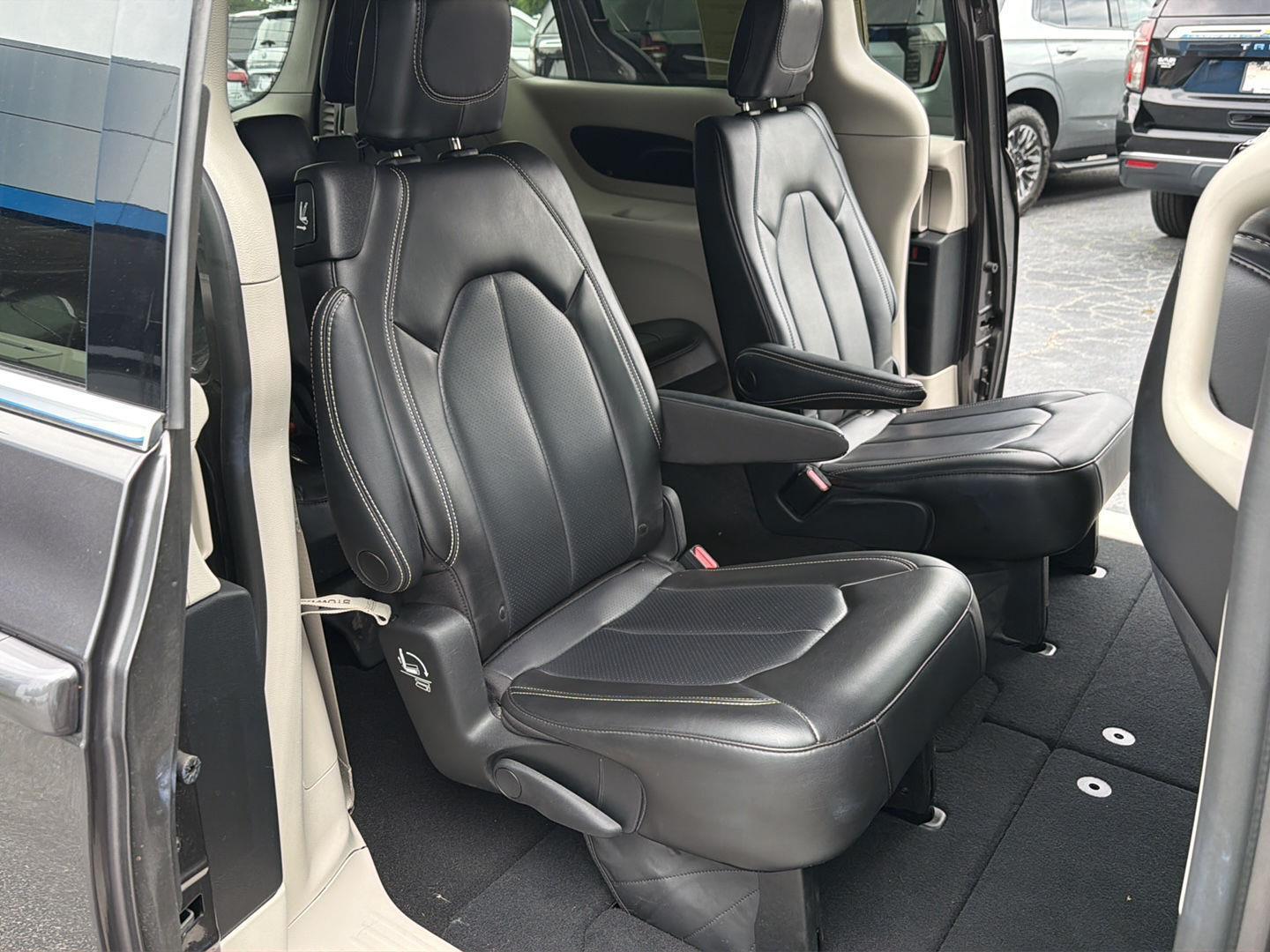 Used 2023 Chrysler Pacifica Van
