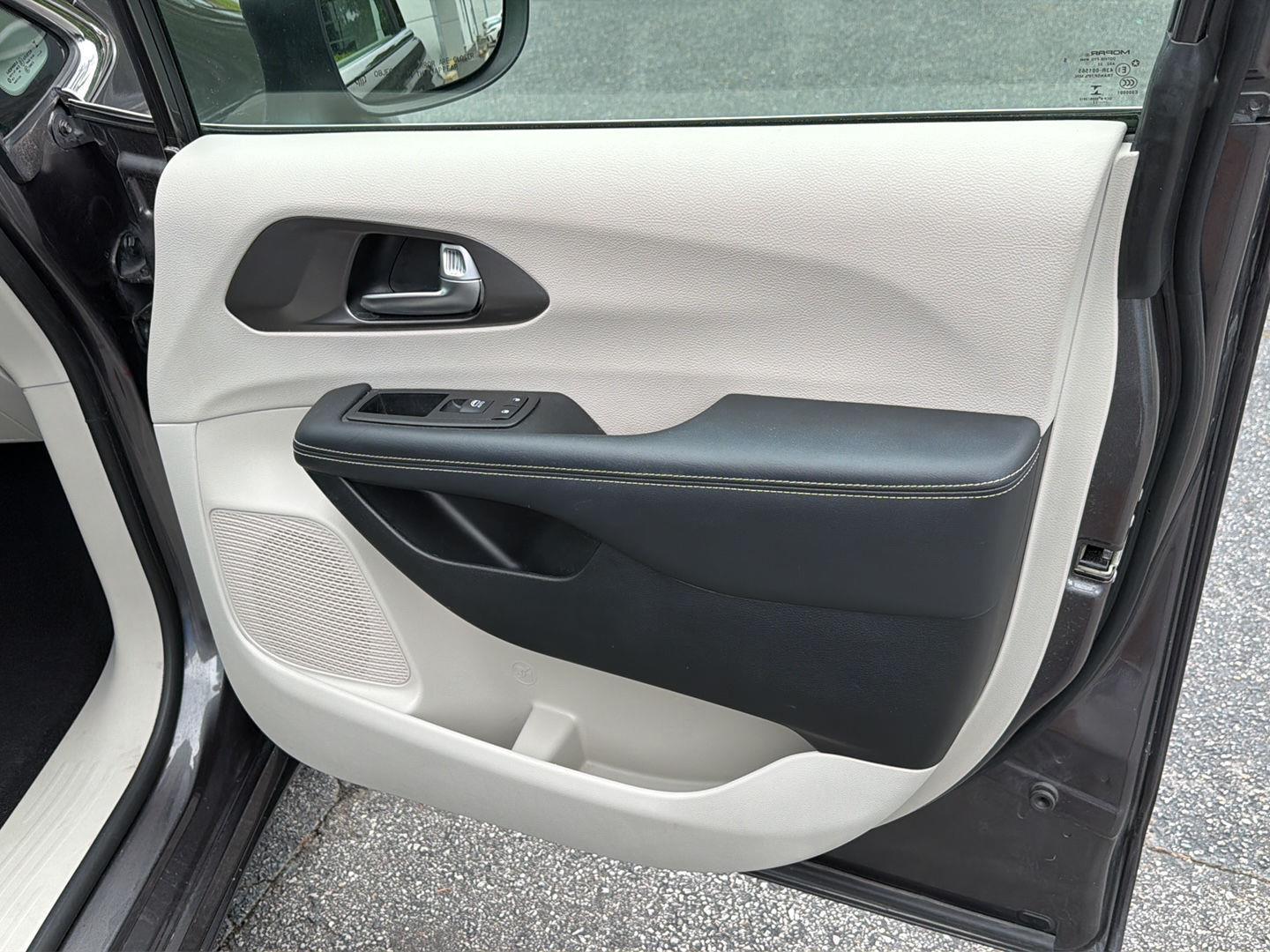 Used 2023 Chrysler Pacifica Van