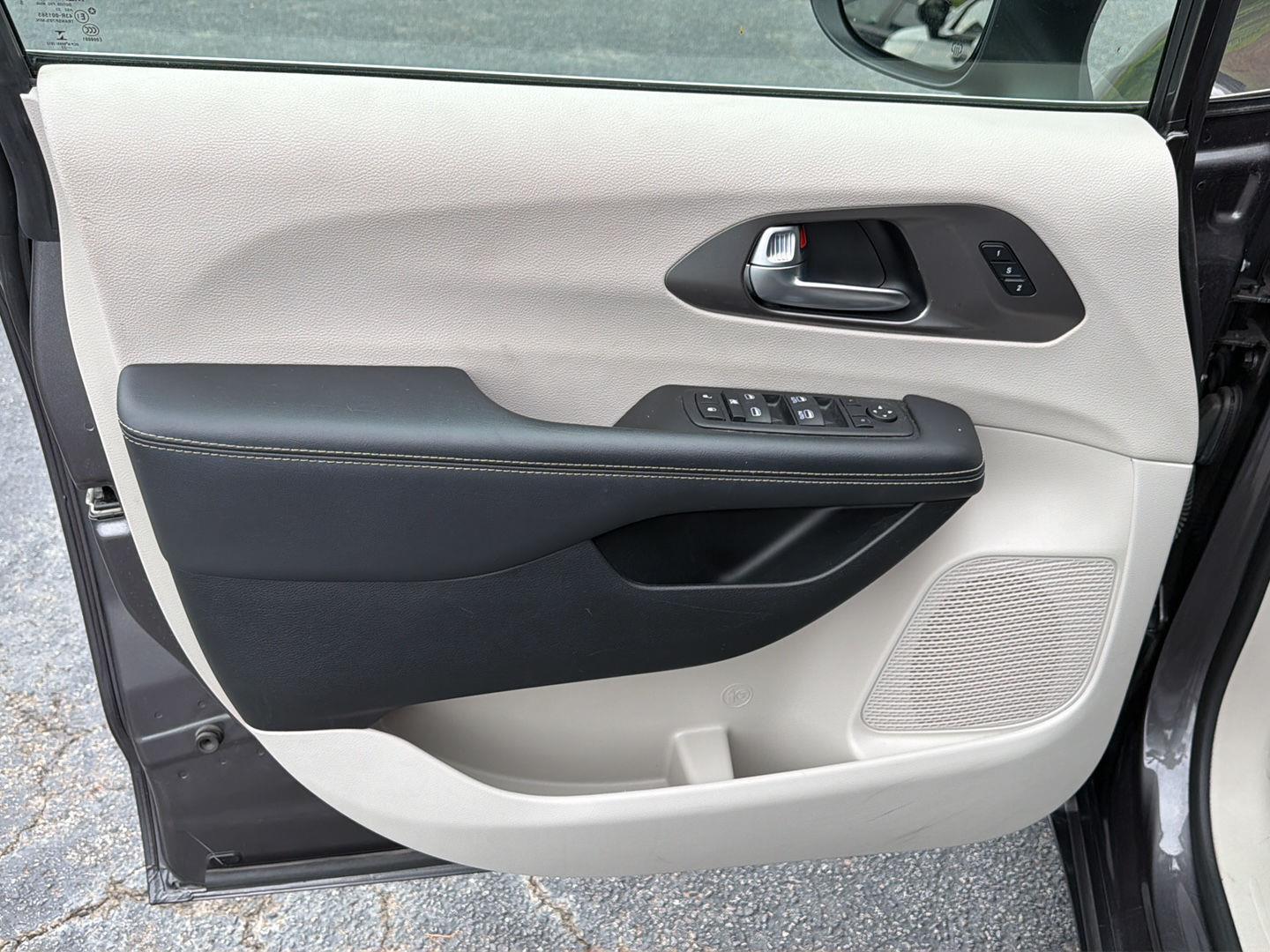 Used 2023 Chrysler Pacifica Van