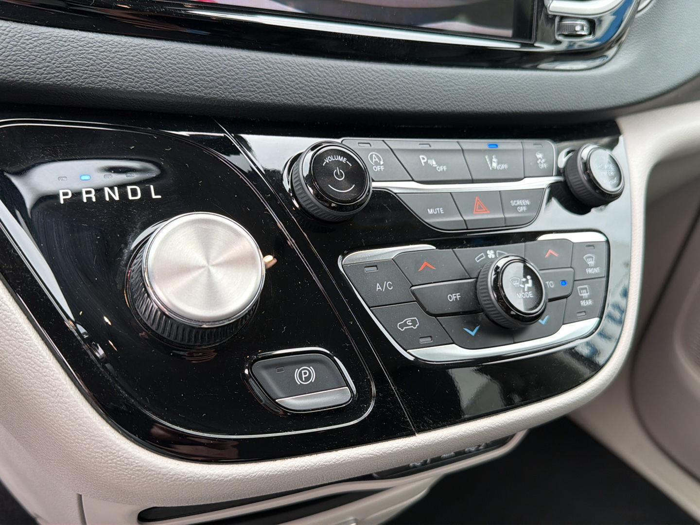 Used 2023 Chrysler Pacifica Van