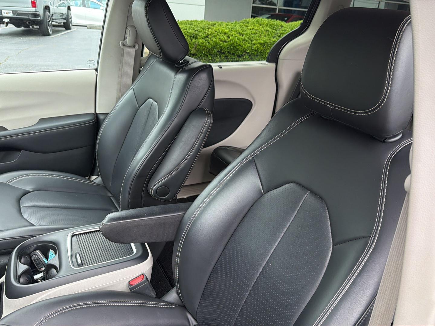 Used 2023 Chrysler Pacifica Van