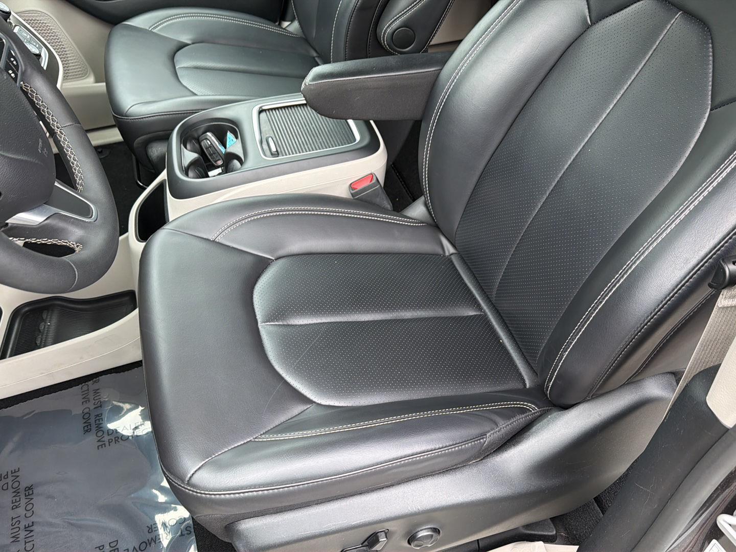 Used 2023 Chrysler Pacifica Van