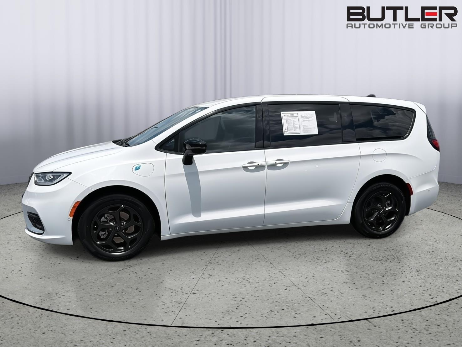 Used 2024 Chrysler Pacifica Van