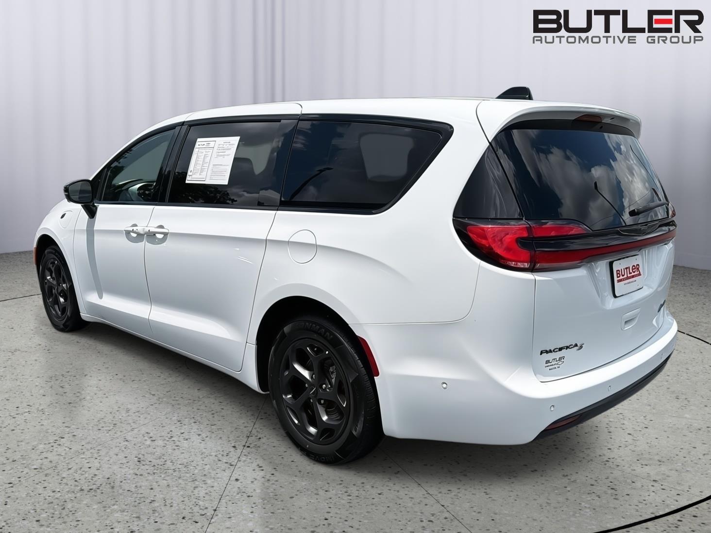 Used 2024 Chrysler Pacifica Van