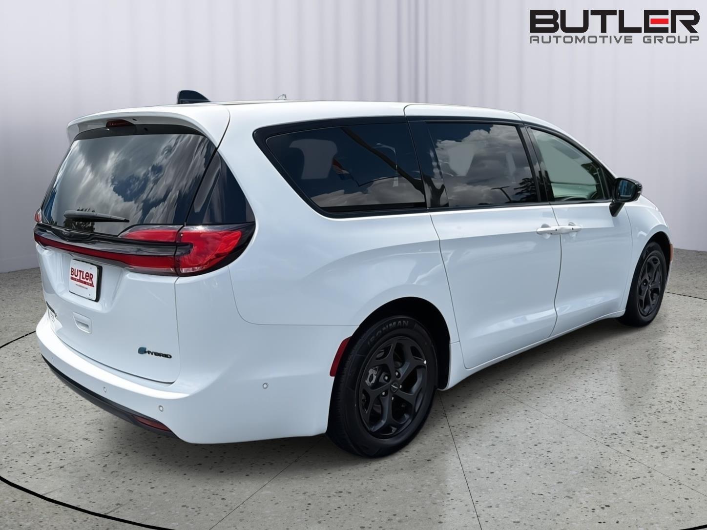 Used 2024 Chrysler Pacifica Van
