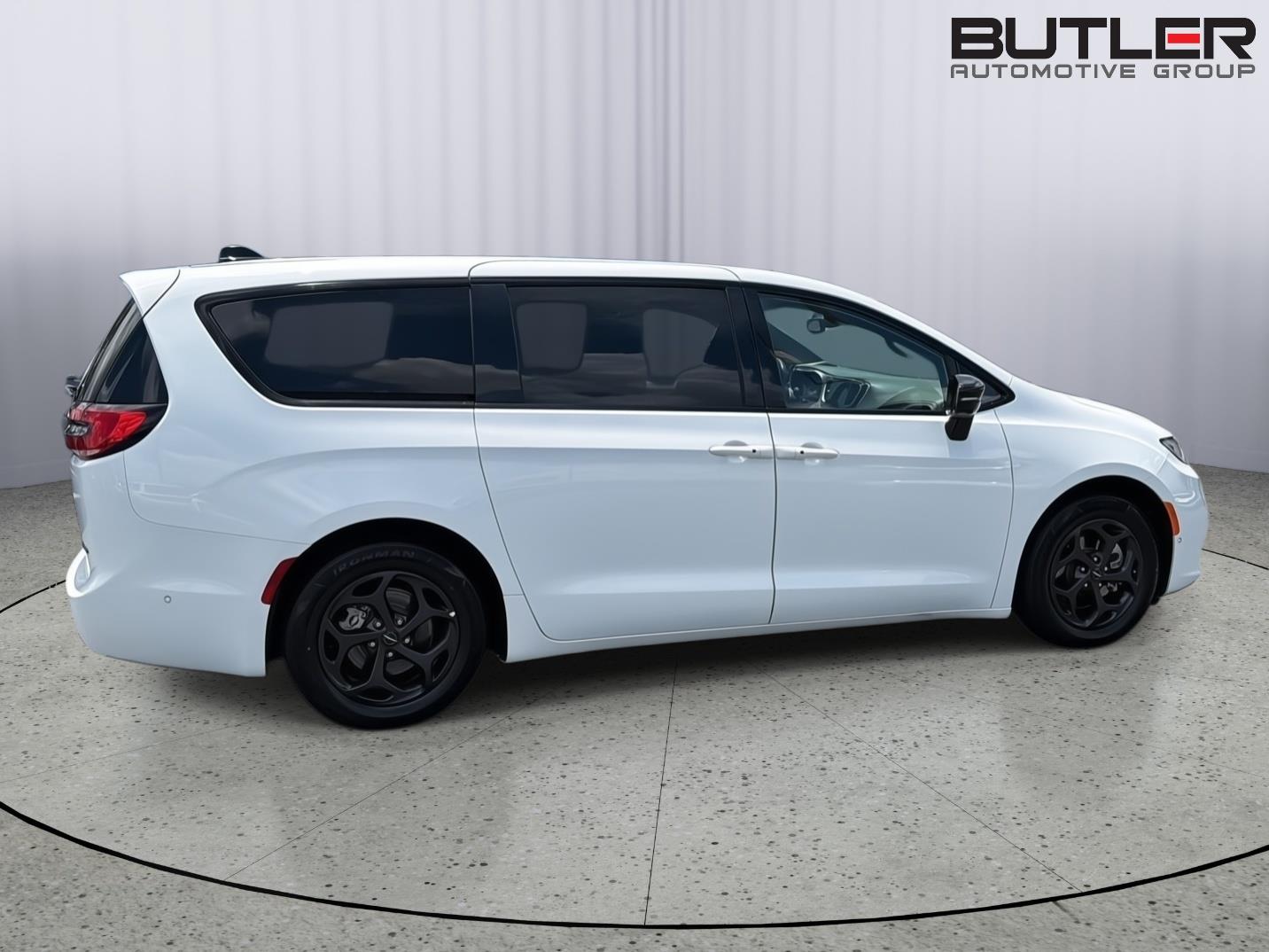 Used 2024 Chrysler Pacifica Van
