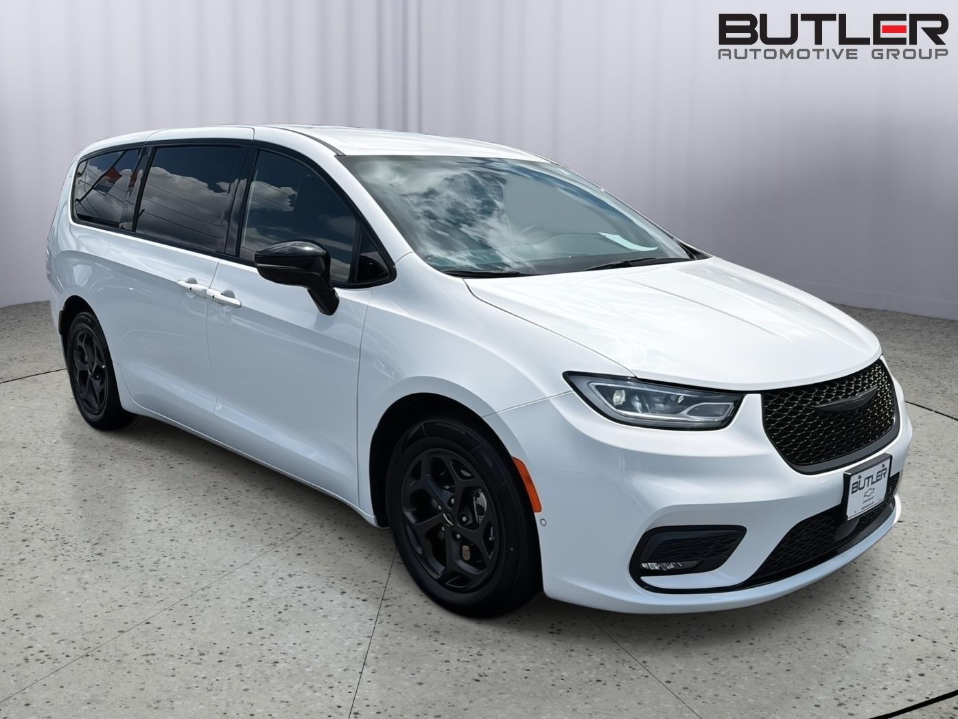 Used 2024 Chrysler Pacifica Van