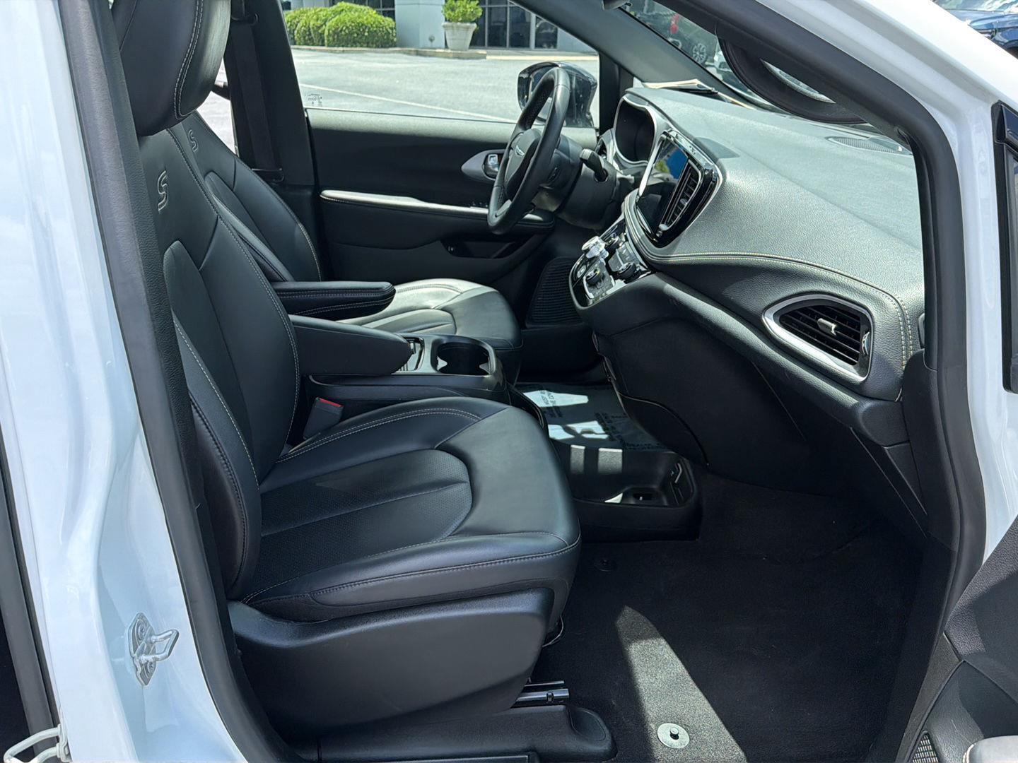 Used 2024 Chrysler Pacifica Van