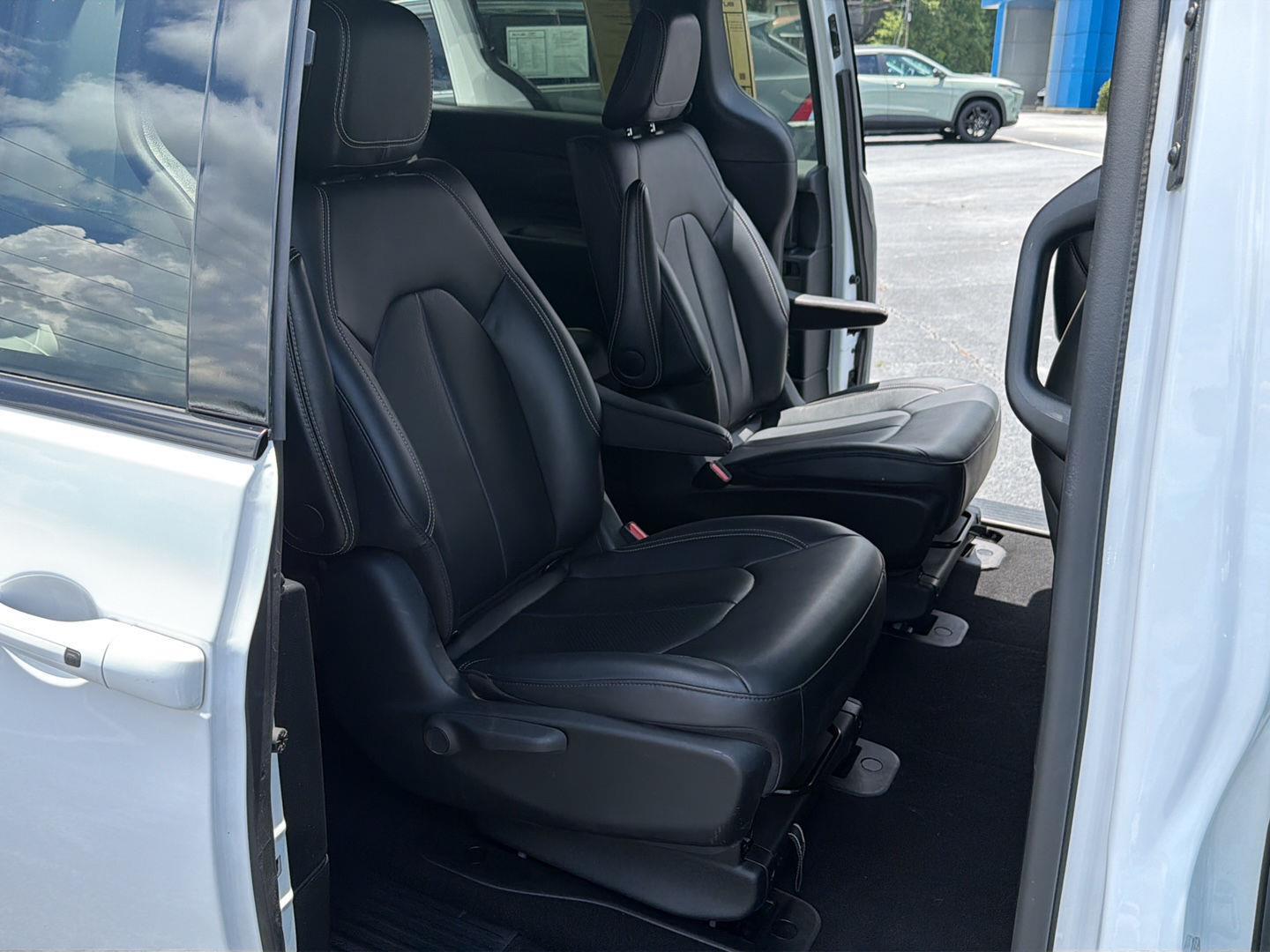 Used 2024 Chrysler Pacifica Van