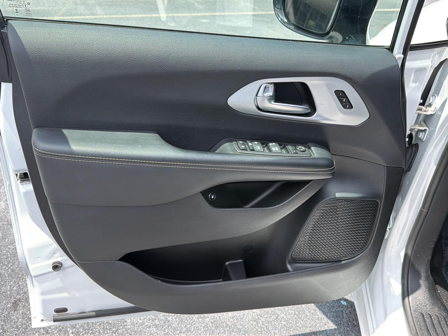 Used 2024 Chrysler Pacifica Van