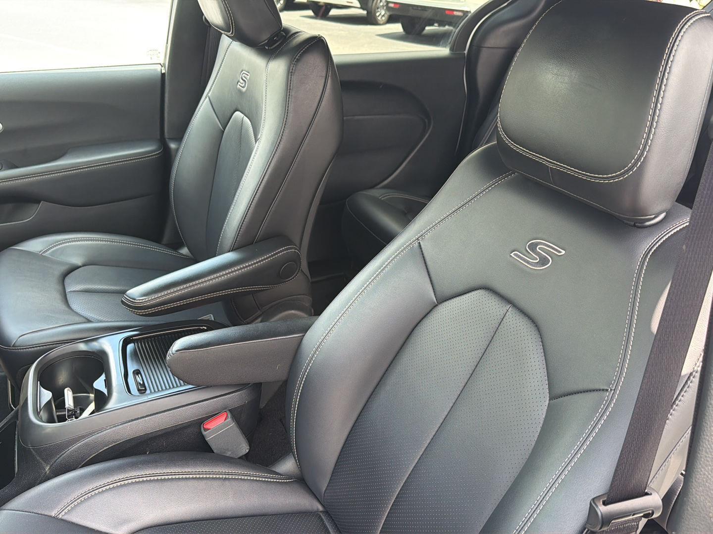 Used 2024 Chrysler Pacifica Van