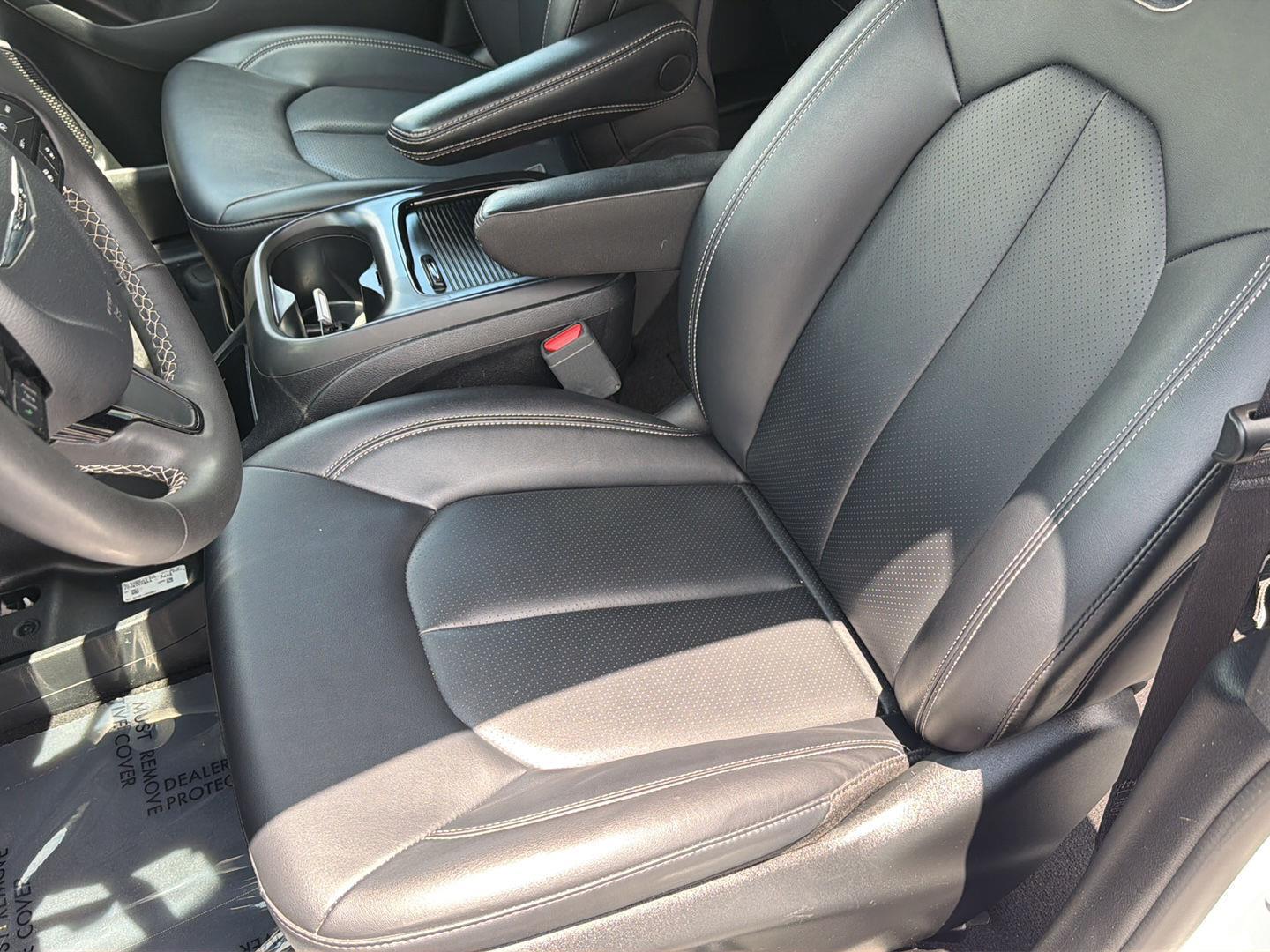 Used 2024 Chrysler Pacifica Van