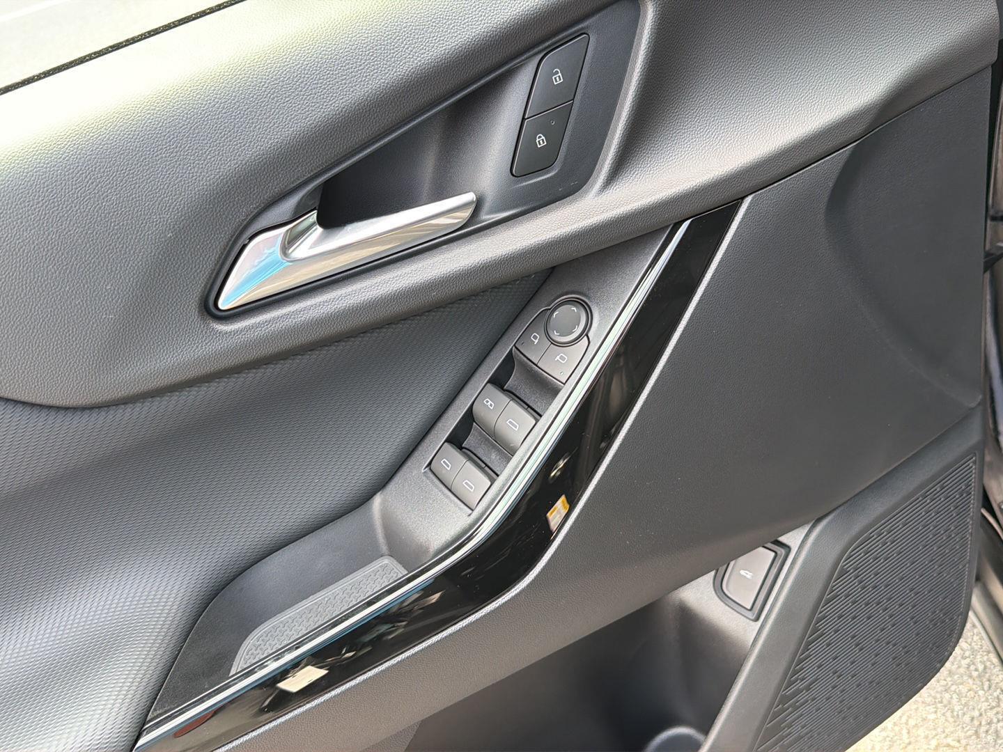 New 2027 Mosaic Black Metallic Chevrolet FWD LT image 31