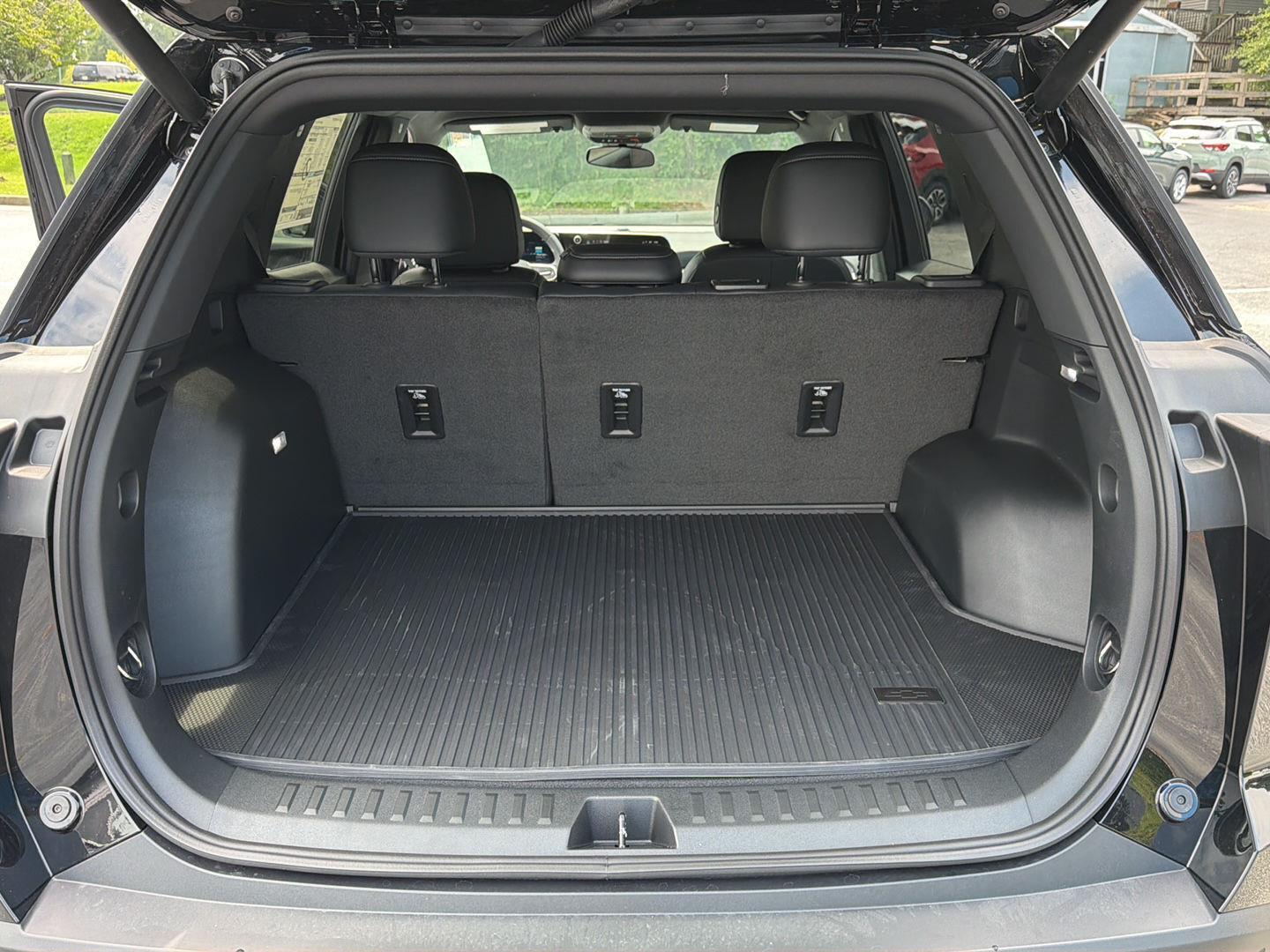 New 2027 Mosaic Black Metallic Chevrolet FWD LT image 32