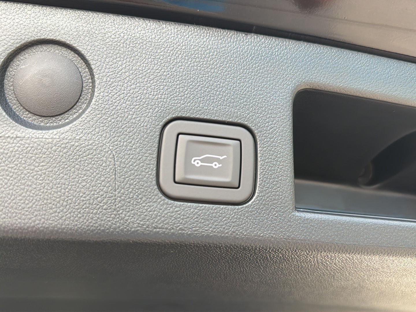 New 2027 Mosaic Black Metallic Chevrolet FWD LT image 33