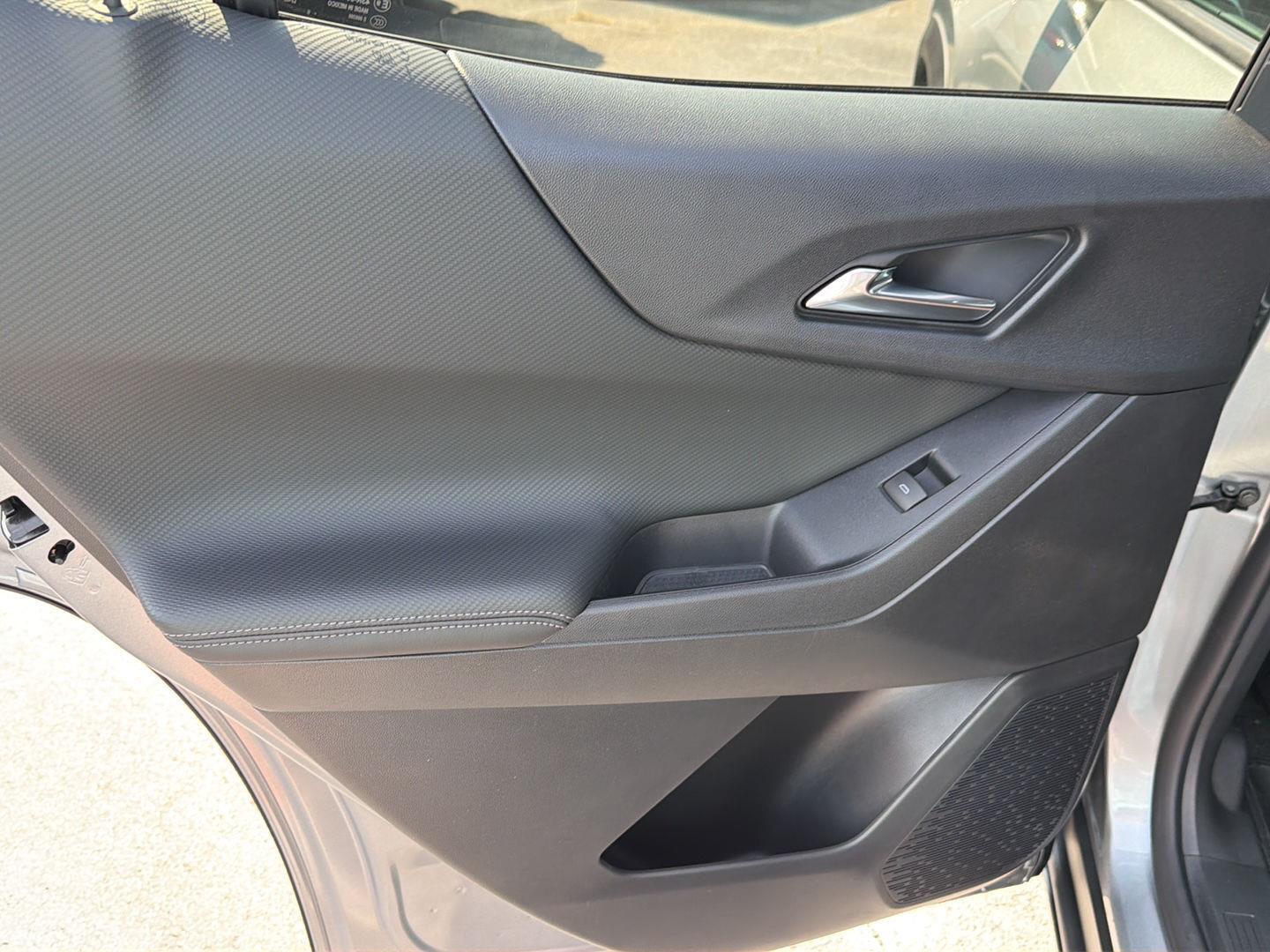 New 2027 Sterling Gray Metallic Chevrolet FWD LT image 17