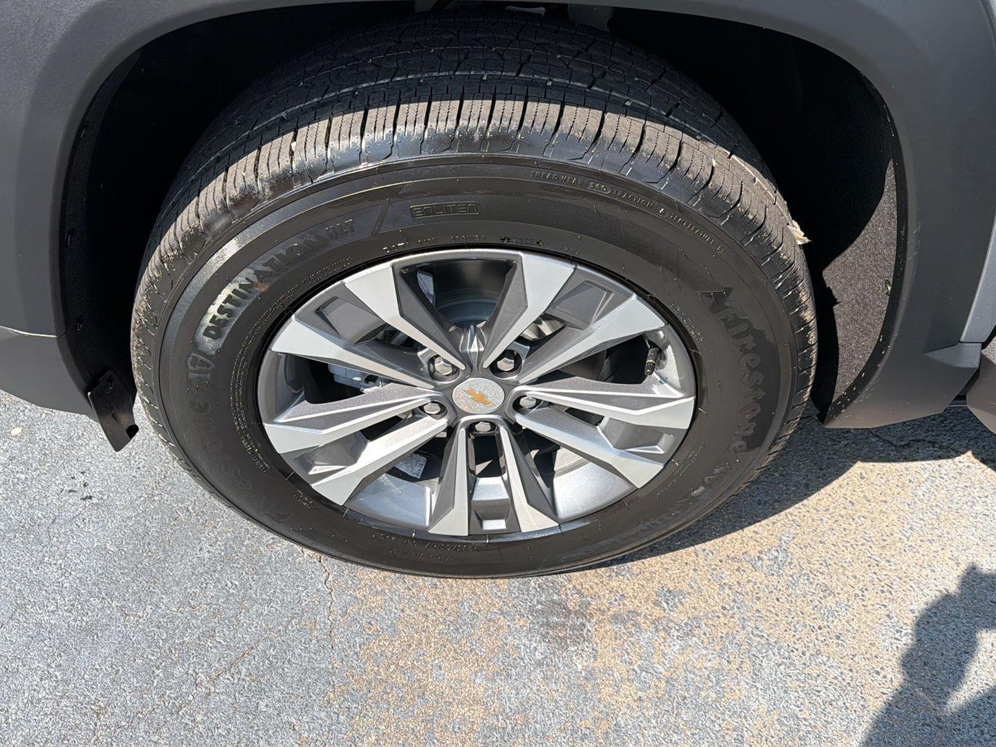 New 2027 Sterling Gray Metallic Chevrolet FWD LT image 34