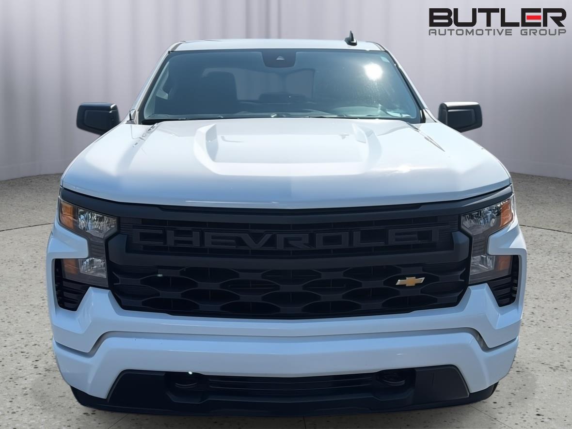 Used 2025 Summit White Chevrolet Custom image 9