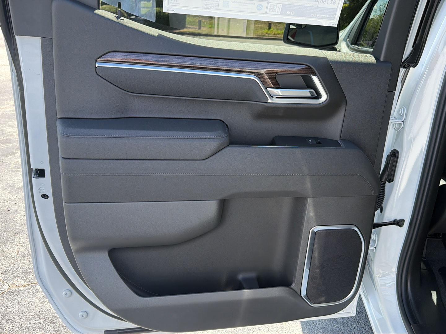 New 2026 SUMMIT WHITE Chevrolet LT image 17