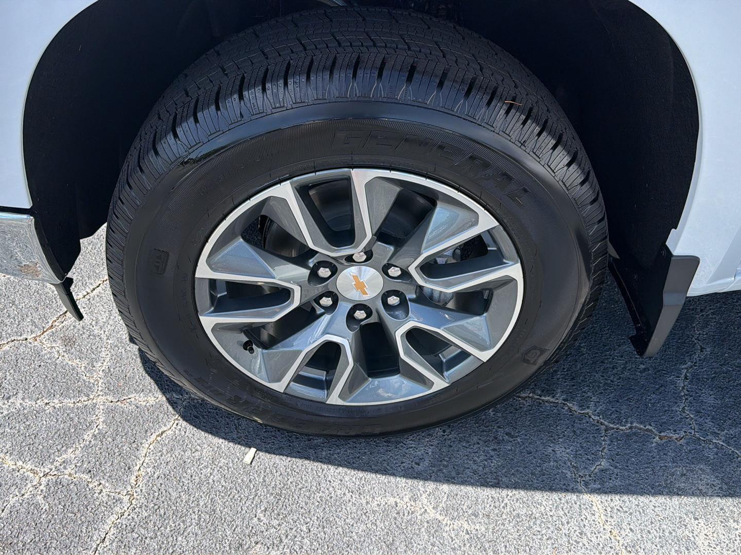 New 2026 SUMMIT WHITE Chevrolet LT image 35