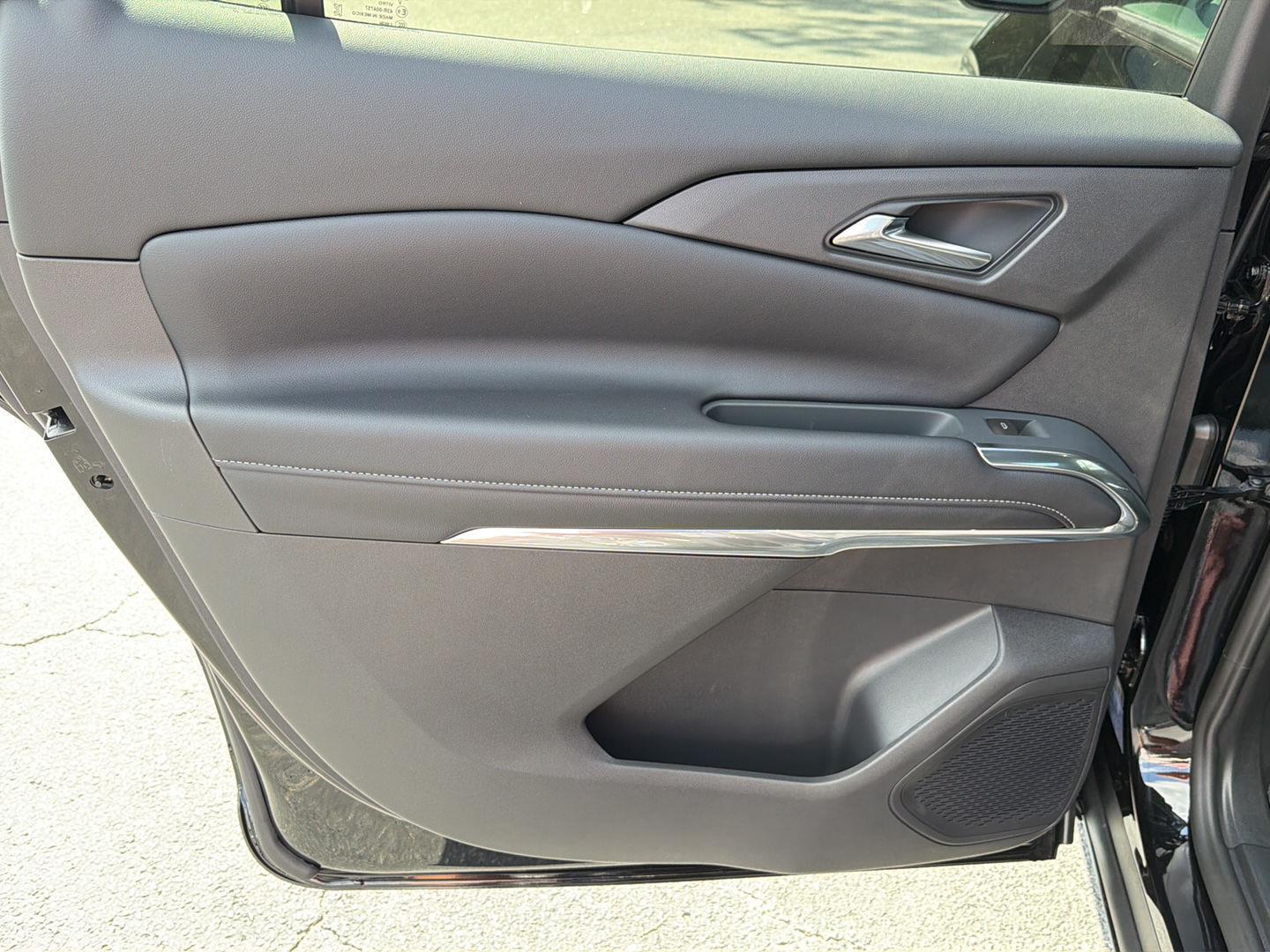 New 2027 Mosaic Black Metallic Chevrolet FWD LT image 18