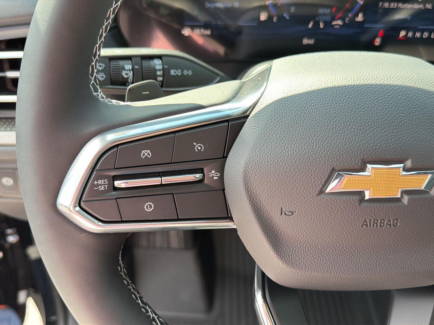 New 2027 Mosaic Black Metallic Chevrolet FWD LT image 21