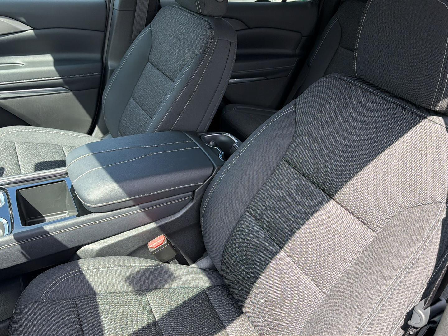 New 2027 Mosaic Black Metallic Chevrolet FWD LT image 29