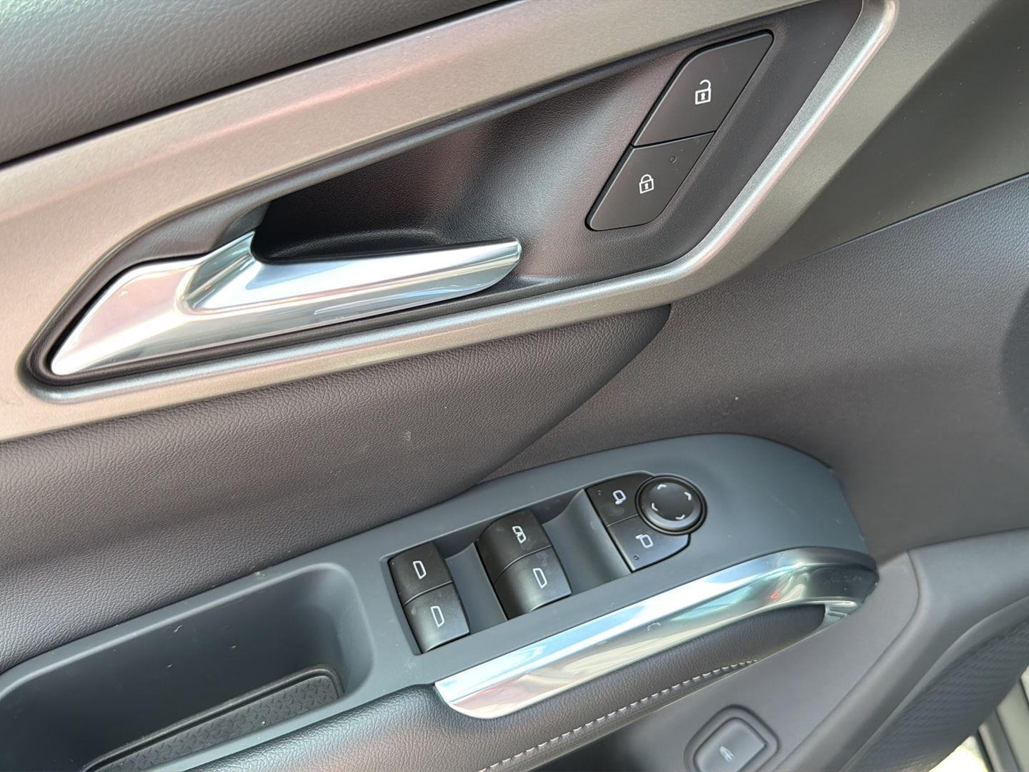 New 2027 Mosaic Black Metallic Chevrolet FWD LT image 31