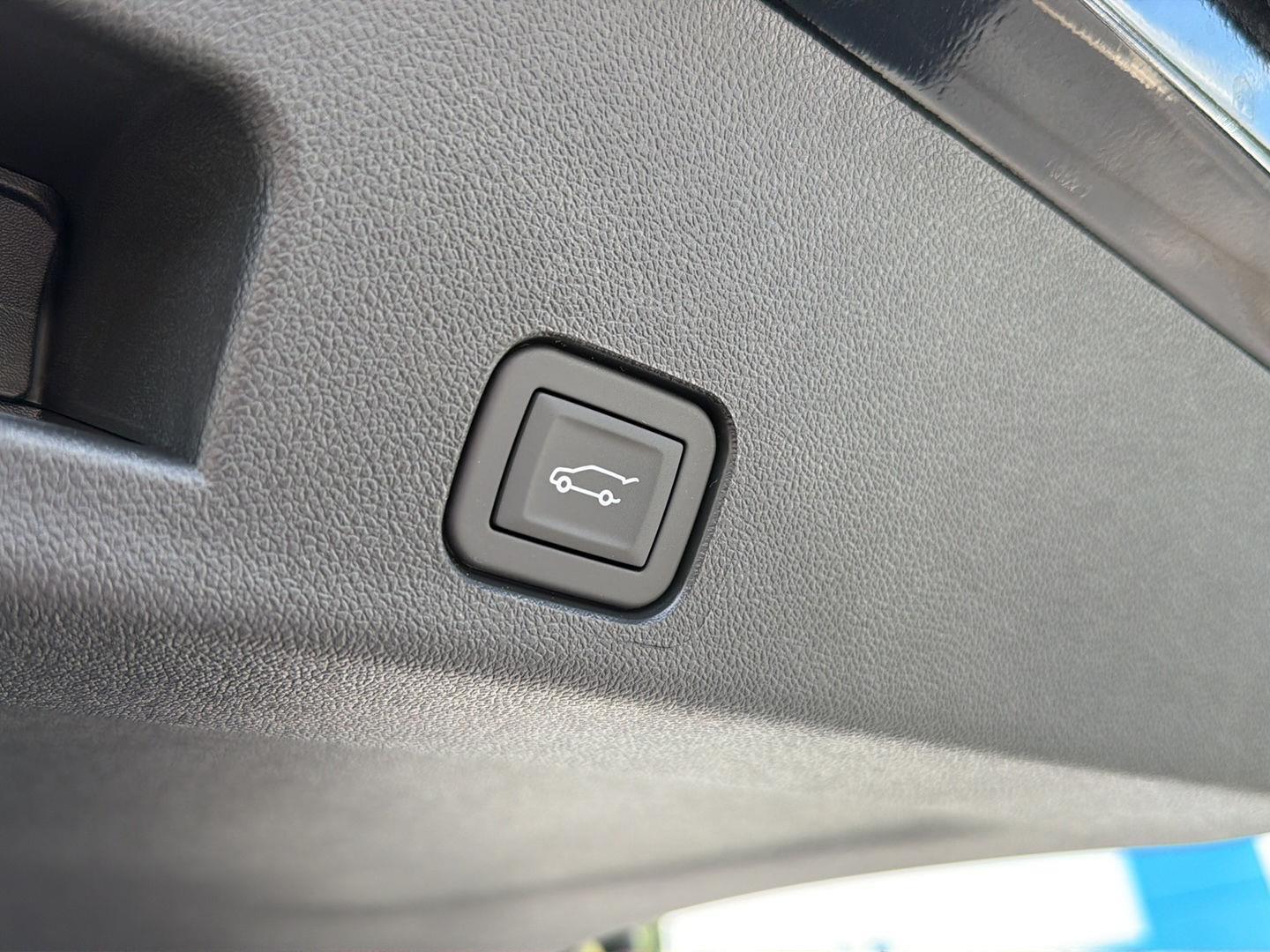 New 2027 Mosaic Black Metallic Chevrolet FWD LT image 33