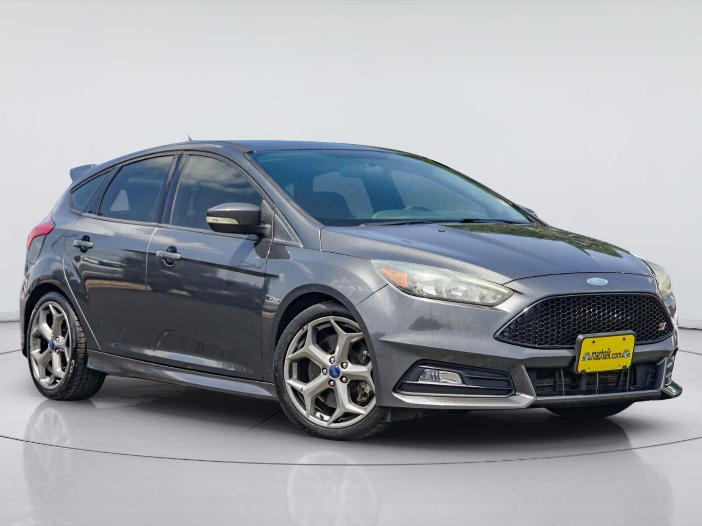 Gray (Magnetic) 2017 Ford Focus Hatchback Front-Wheel Drive 6-Speed Manual